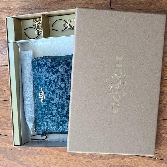 Coach Boxed Corner Zip Wristle - Picture 5 of 6